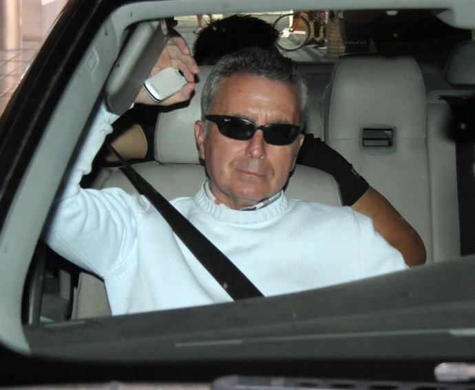 José Ortega Cano Con Gafas De Sol Y Dentro De Un Coche 