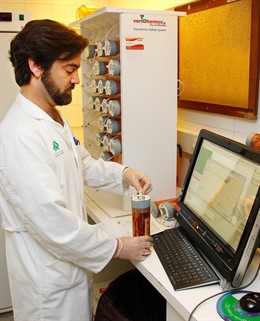 Un Enfermero Del Banco De Sangre Sella El Contenedor Especial De Transporte