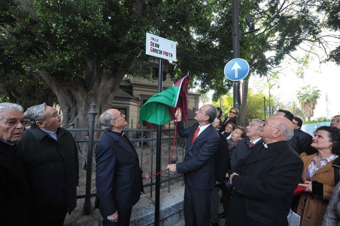 El Alcalde, En El Descubrimiento De La Placa