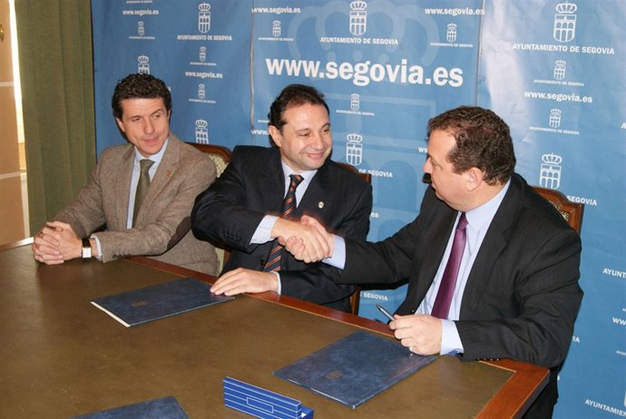 Arahuetes (En El Centro) Y De La Fuente Firman El Convenio