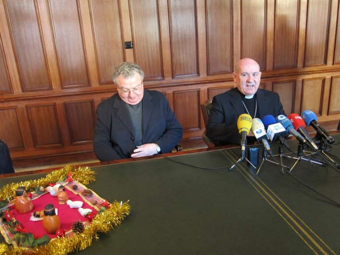 El Obispo, Acompañado Del Vicario, Felicita La Navidad