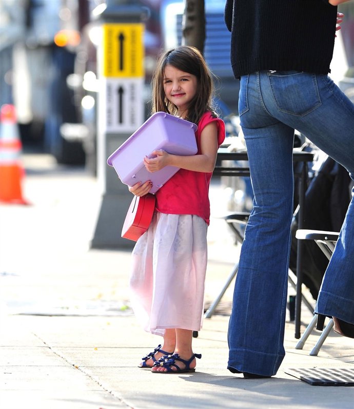 La Pequeña Suri Cruise Con Una Caja Morada 