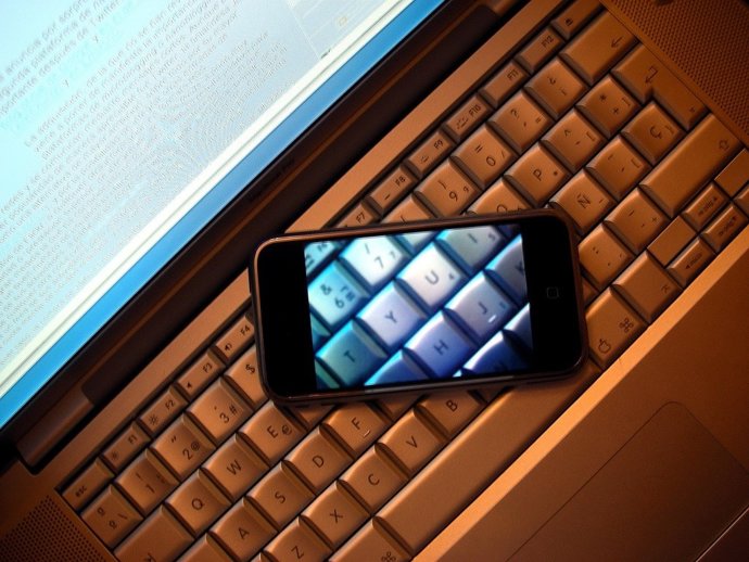 Iphone En Teclado Por Edans Flickr CC