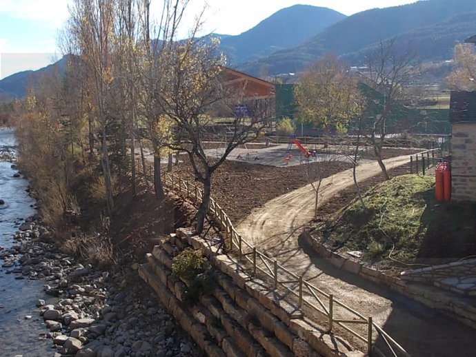 Vista Panorámica Del Parque En El Río Ara En Fiscal (Huesca)