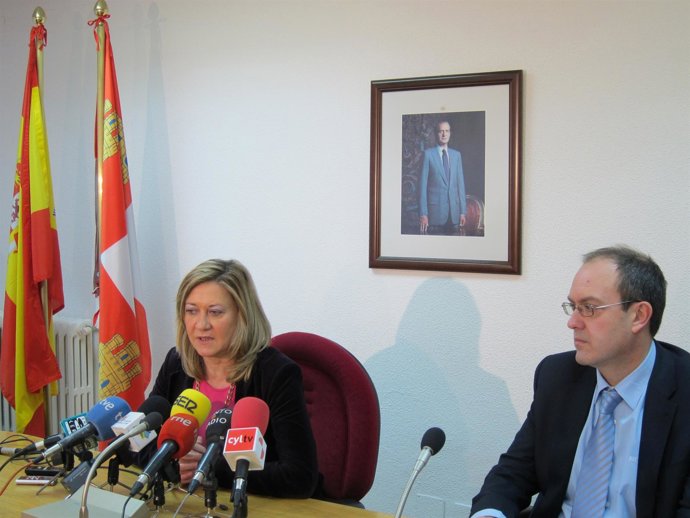 La Consejera De Hacienda Analiza Los Datos De Contabilidad