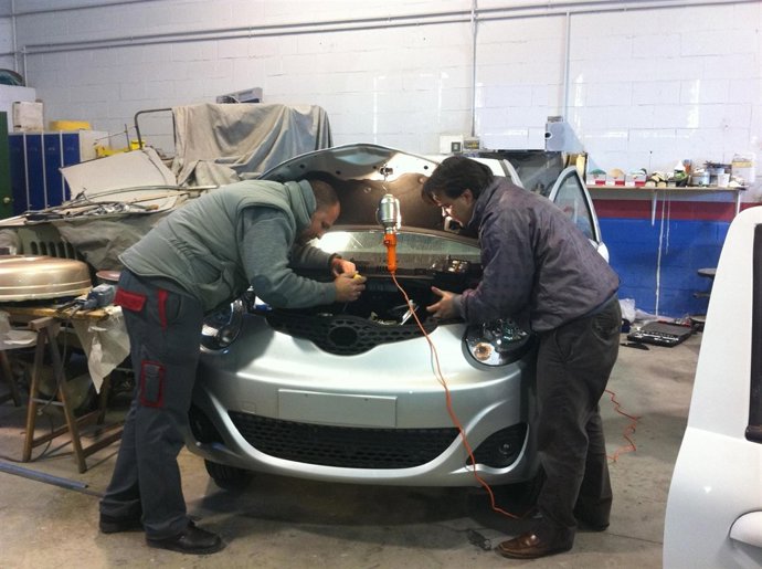 El Director Técnico De Movand, Segundo Álvarez, Y Un Ingeniero, Rafael Tallaser