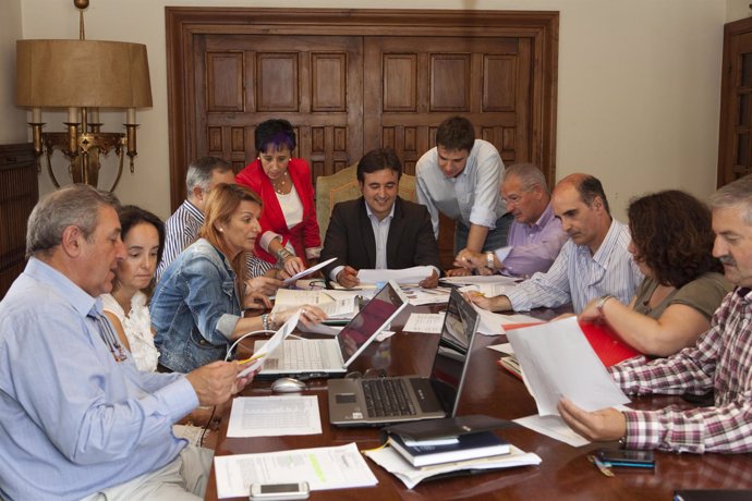 El Equipo De Gobierno Del PP, Con El Alcalde, Diego Movellán, A La Cabeza