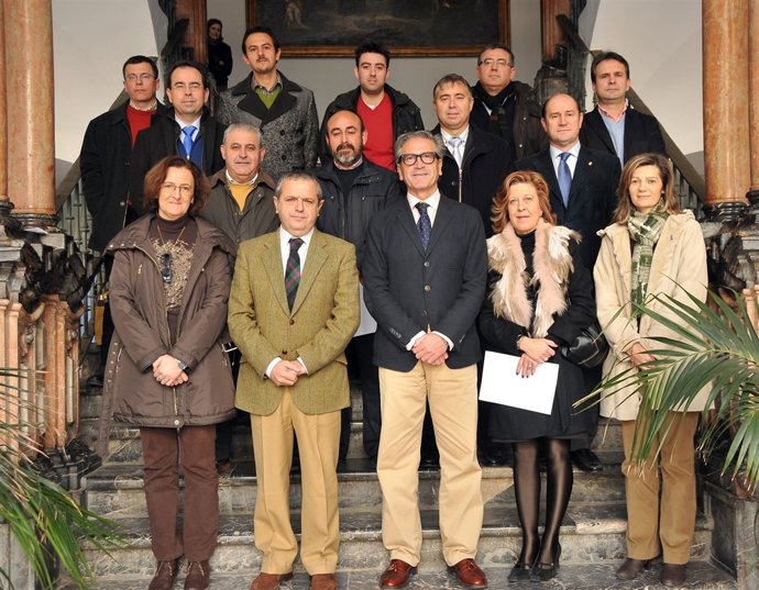 Fuentes Y Pineda (Centro, En Primera Línea) Junto A Los Firmantes De Los Conveni