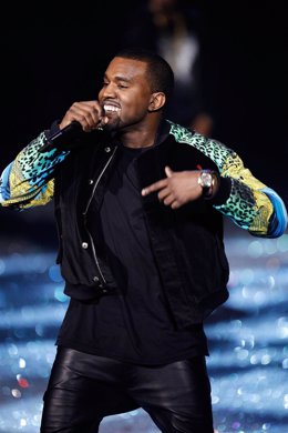 Kanye West Cantando, Micrófono En Mano 