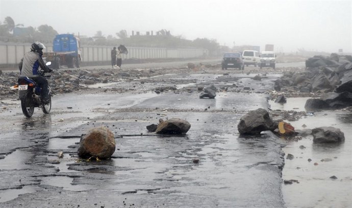 Ciclon 'Thane' A Su Paso Por La India 