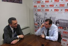 Óscar Puente Junto Al Portavoz Del Grupo Socialista, Javier Izquierdo