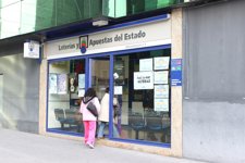 LOTERIA , GENTE COMPRANDO LOTERIA