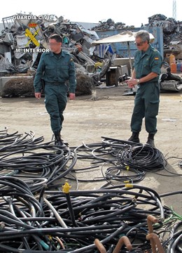 Agentes De La Guardia Civil Con El Cobre Incautado En La Operación 'Molino'