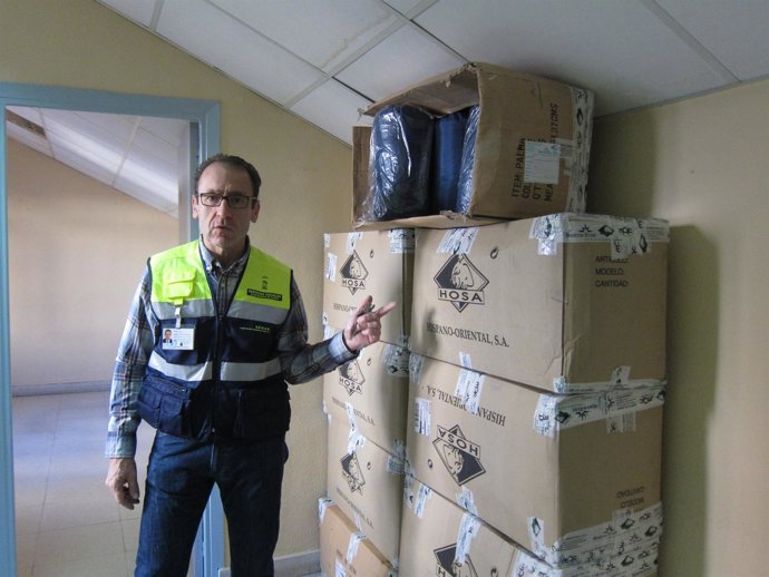 El Responsable Del SEMAS Junto Sacos Dormir