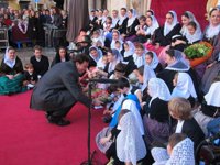 El público abuchea a Isern cuando empieza a hablar en castellano y no le deja acabar su discurso