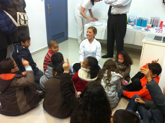 Niños De Save The Children Y Casa De La Caridad En La Clínica Senís.