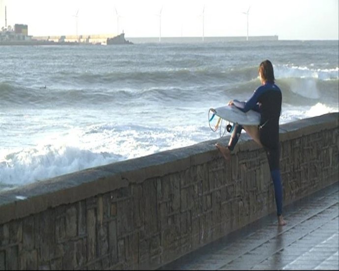 Un Surfista Contempla El Oleaje En Getxo (Bizkaia)