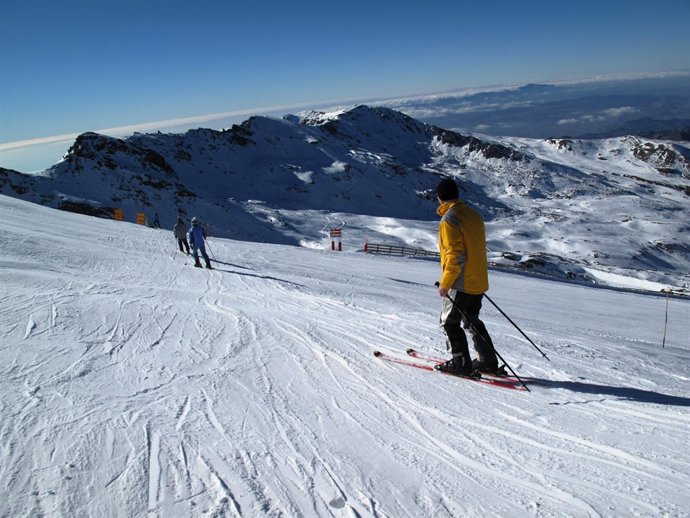 Esquiadores En Sierra Nevada