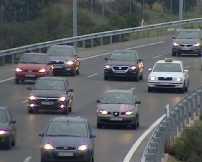 Coches Circulando Por Una Autovía