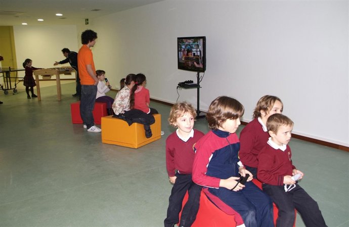 Niños Jugando En Una Ludoteca. 