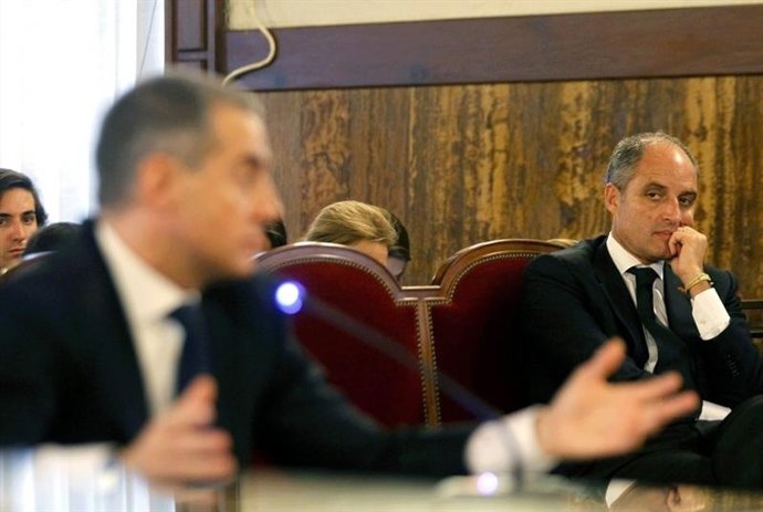 Ricardo Costa Declarando Y Francisco Camps Al Fondo