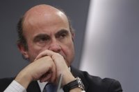 De Guindos dice que el déficit público podría incluso ir más allá del 8%