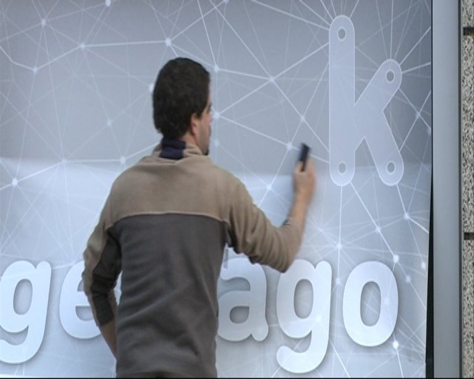 Un Operario Coloca El Logotipo De La Nueva Entidad Bancaria Vasca