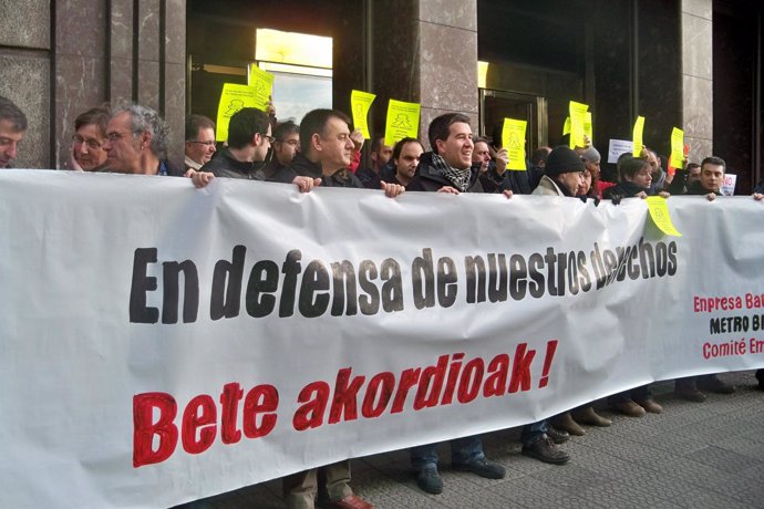 Trabajadores De Metro Bilbao Se Concentran Frente A La Sede De La Entidad
