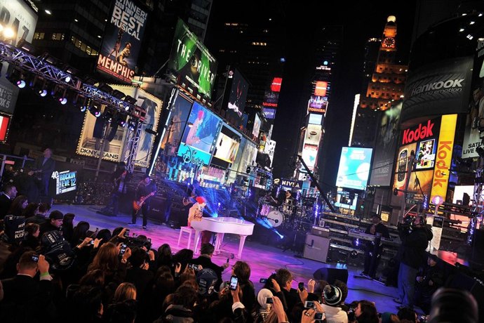 Justin Bieber Al Piano En Times Square Celebrando El Fin De Año