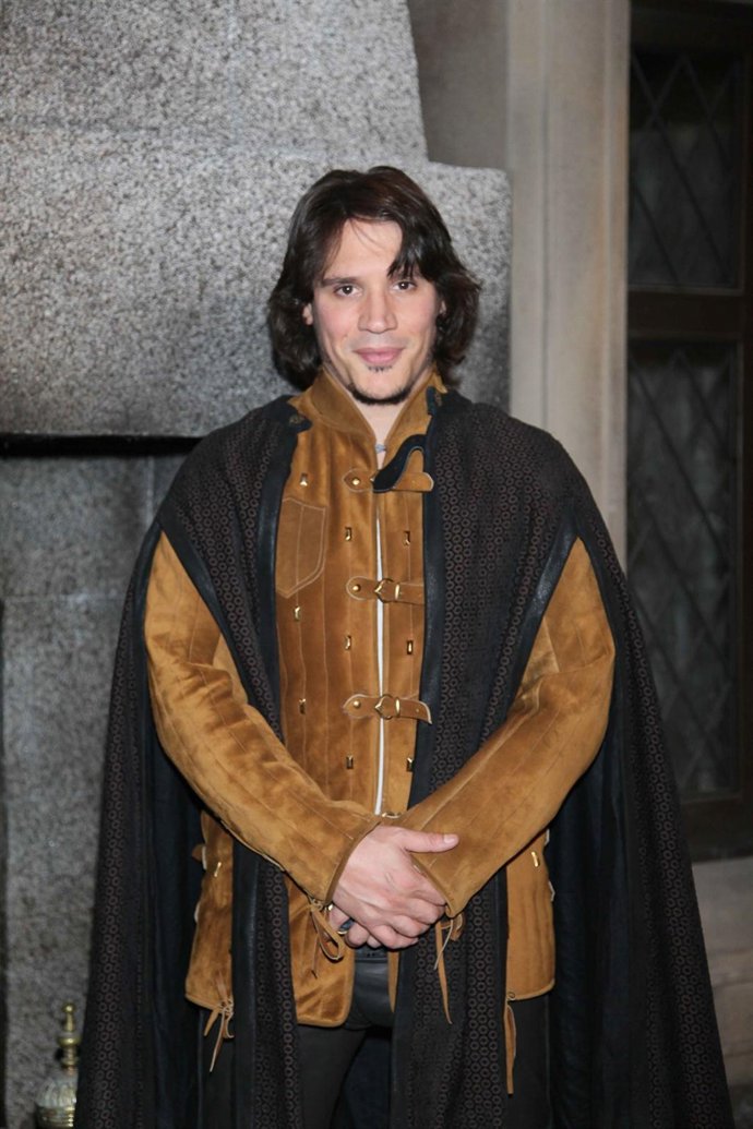 El Actor Sergio Peris-Menchieta Vestido De Época