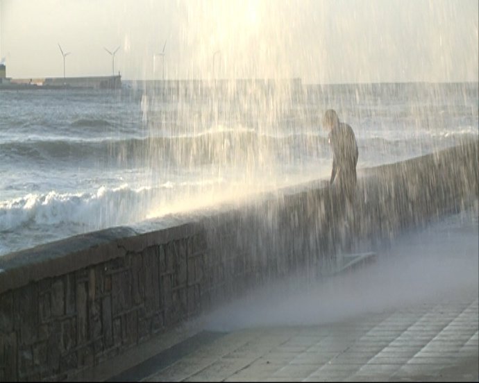 Aprovechan el oleaje para practicar surf en Getxo