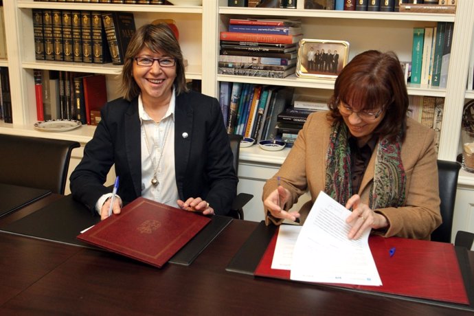 A conselleira do Mar, Rosa Quintana, firma protocolo con Colexio Biólogos