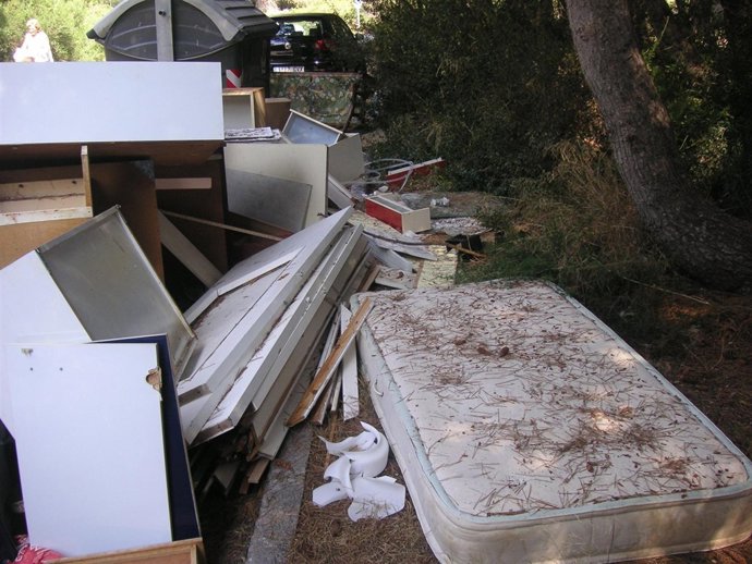 Vertederos En Una Zona Protegida Del Parque Natural De La Albufera.