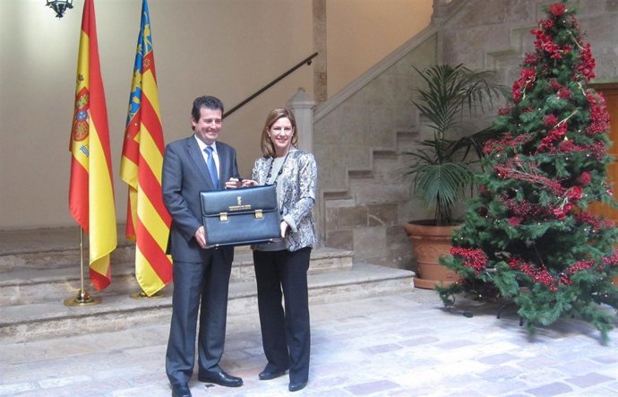 José Císcar Y Paula Sánchez De León En Traspaso De Competencias