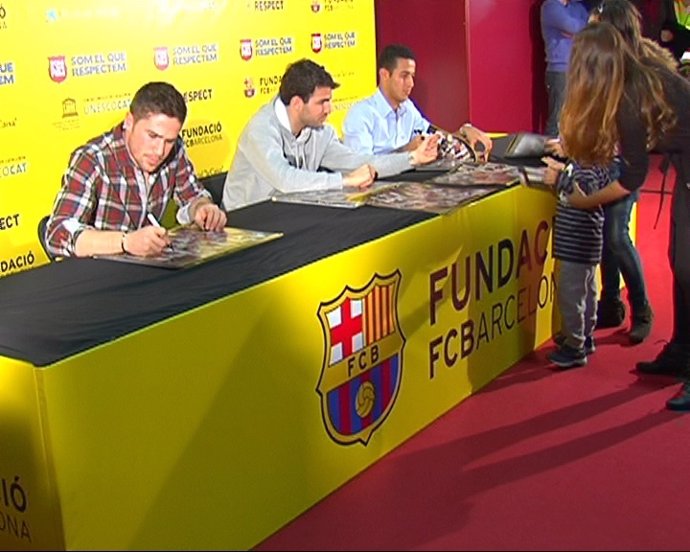 Cesc, Thiago Y Fontàs (FC Barcelona) En El Salón De La Infancia