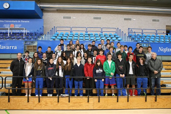 Estudiantes Del Colegio San Cernin, En El Pabellón Universitario De Navarra.