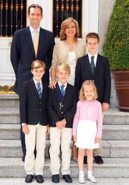 La Infanta Cristina, Urdangarín E Hijos En La Felicitación De La Familia Real