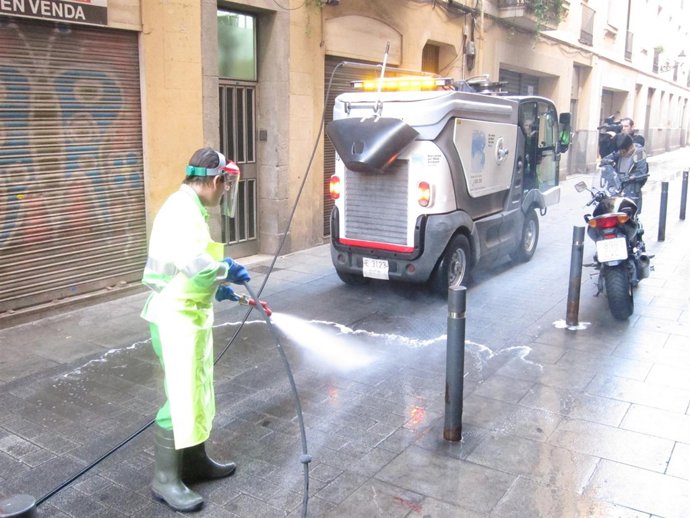 Un Equipo De Limpieza Actuando En Una Calle De Barcelona