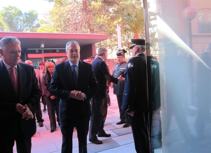 José Antonio Griñán Entrando A Las Nuevas Instalaciones Del 112 En Jaén.