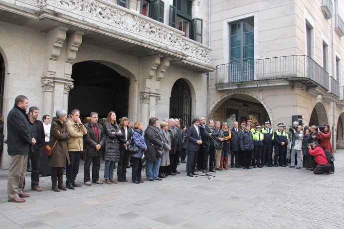 Concentración En Girona En Repulsa Por Una Mujer Asesinada Por Su Marido