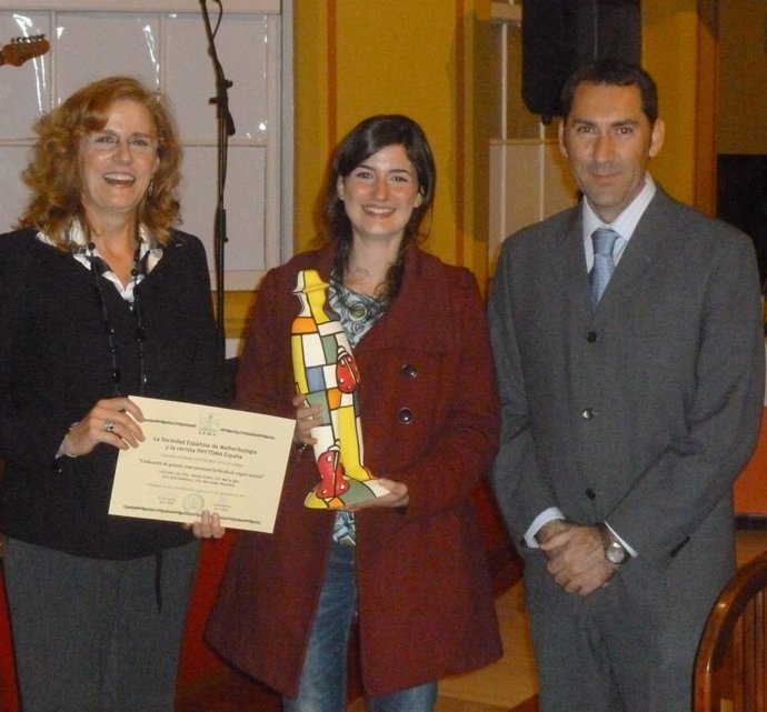 Amaia Zulet González (Centro), Con El Premio.