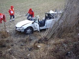 La Policía Foral Asiste A Un Accidente De Tráfico En Una Carretera De Navarra.