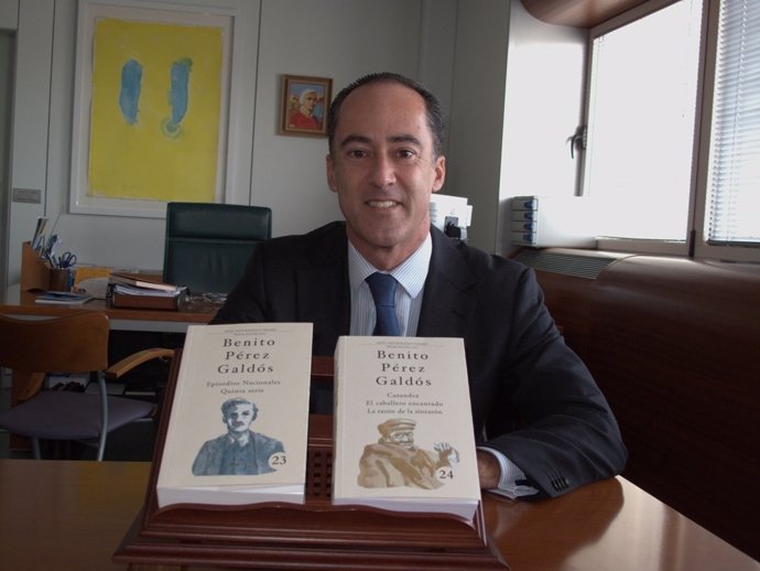 El Consejero Larry Álvarez Con Los Tomos Publicados De Benito Pérez Galdós