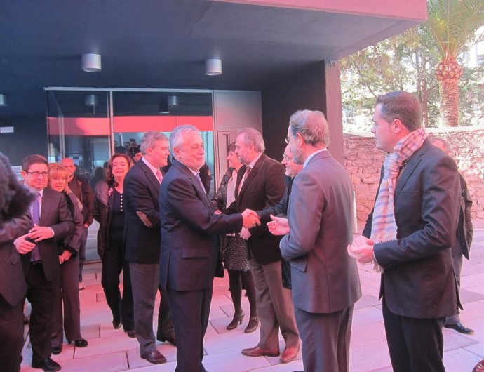 Griñán Y Fernández De Moya Saludan A Autoridades En La Nueva Sede Del 112.