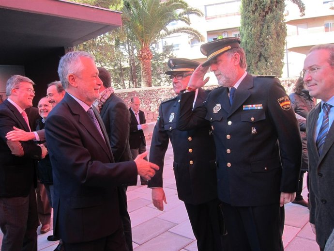 Griñán Saluda A Mandos Policiales En La Nueva Sede De 112 Y De Policía Adscrita