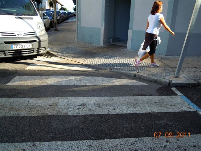 Mujer Junto A Una Acera 