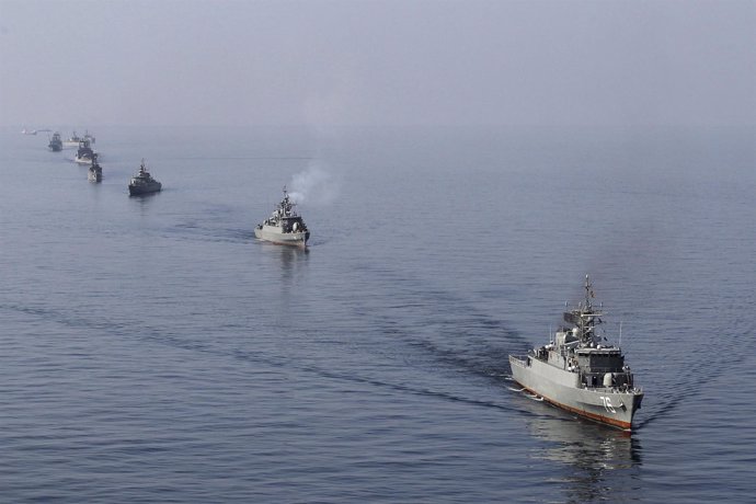 Barcos De La Marina Iraní Ensayando El Bloqueo Del Estrecho De Ormuz