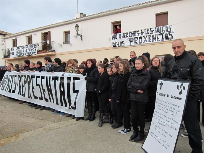Concentración De Los Vecinos De Garínoain Contra El Acceso A La Alcaldía De DNE.