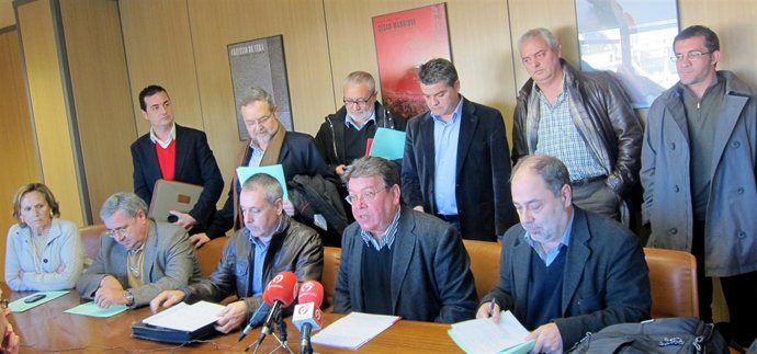 Representantes Sindicales Tras La Mesa De Negociación