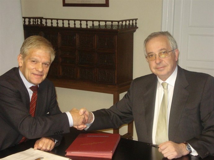 Firma Del Convenio Entre Caixabank, La FEV Y La Oemv